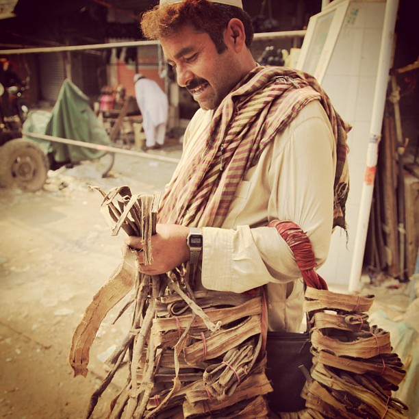 Encik Bhaijhan Berambut Merah Berjam Casio Retro Sedang Memotong Kulit Pokok Walnut | Delhi Gate, Old Lahore City | Punjab Province PAK