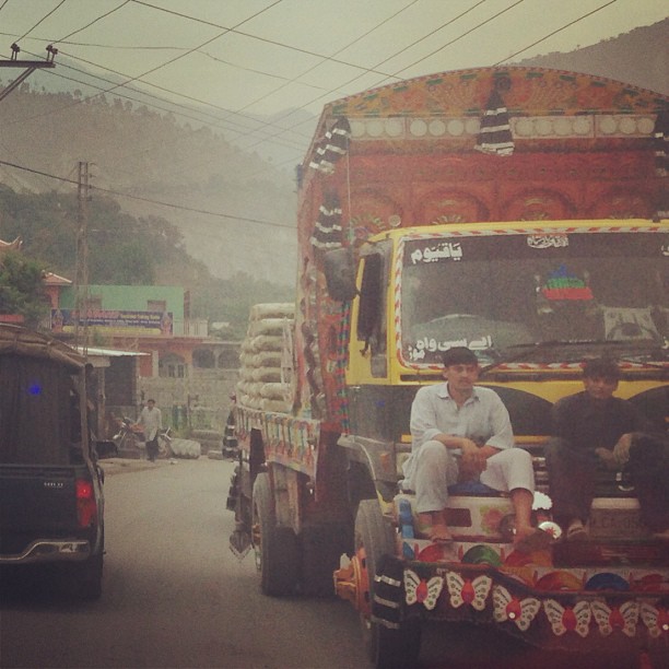 Ewahhh Kemain Ko Melepak Depan Truck Eh | Muzaffarabad, Azad Jammu Kashmir, AJK Pakistan