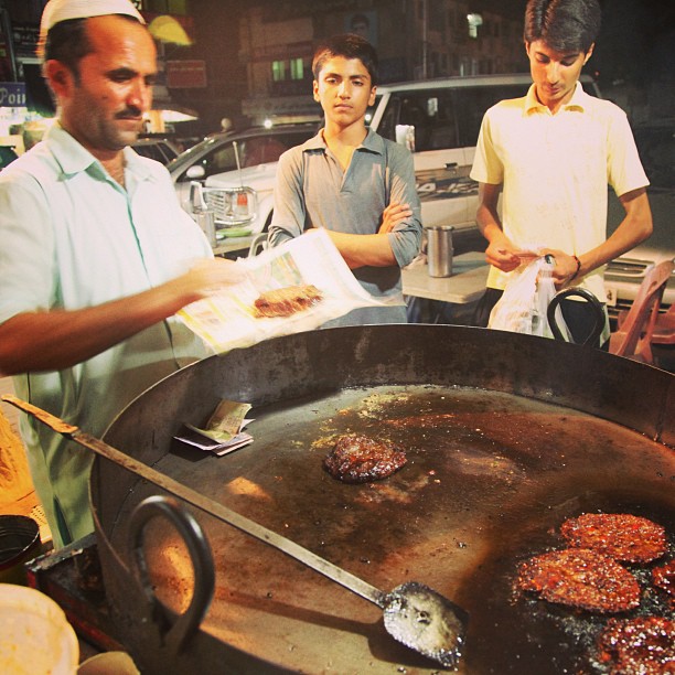 The Making of Chapali Kebab | Yang Belah Kanan Tuh Mesti Tgh Check-in 4Sq , Nak Jadi Mayor Lettew | Karachi Co, Isloo PAK
