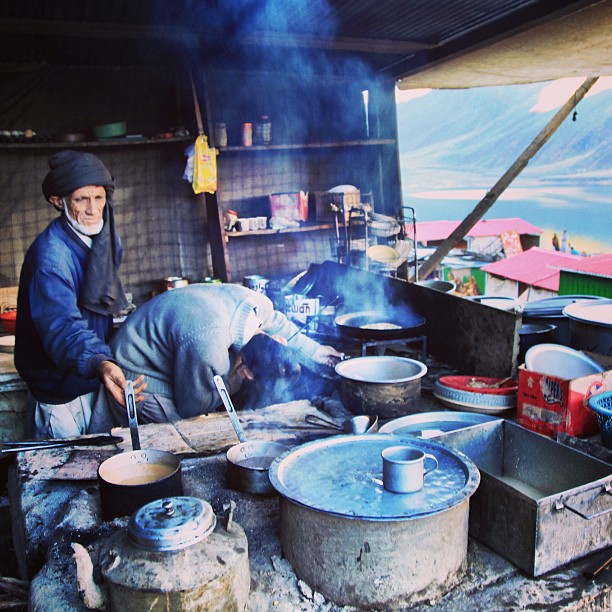 Preparing #Breakfast of Swati Pharata, Omelette & Doothpati Chai | Jheel Saif-ul Mulook | Kaghan Valley | Khyber Pakhtoonkhwa Province PAK