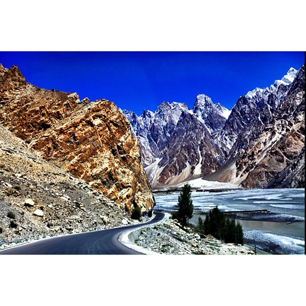#Tupopdan @ 6,106m or #Passu Cones or Passu Cathedral | Beside #Hunza River | 15km From #Gulmit | Tehsil Headquaters of Gojal | Near Passu Glacier & South of the Tounge of Batura Glacier | Gilgit-Baltistan, Northern #Pakistan