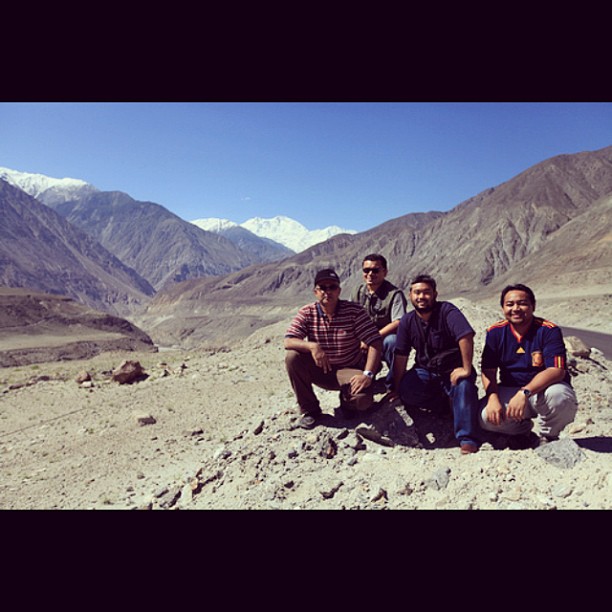 Sekali Sekala Traveller Posing Ala-Ala Tourist # IniKaliLah | Nanga Parbat View Point | Karakoram Highway | Near Thalichi | Gilgit Baltistan | Northern Pakistan