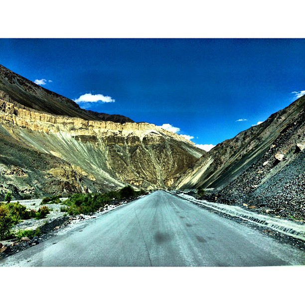 Beautiful Newly Paved Road by The Chinese Construction Company | Scenic View of the Mountains | Overland via #Karakoram Highway from #Sost to #Khunjerab Pass | #Gilgit-Baltistan Region | Northern #Pakistan