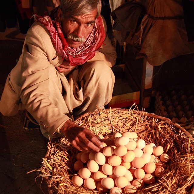 You Wanna Buy Double Egg Yolk Bhai Jan ? | #Aabpara Market G6 | #Winter 2013 | #Islamabad, #Pakistan